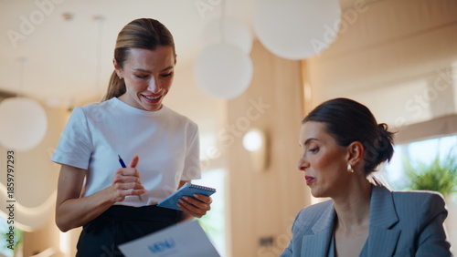 Foto Woman interacting cafe waitress making order closeup