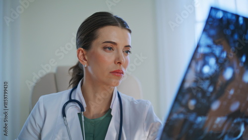 Tableau sur toile Doctor looking patient radiology scan closeup
