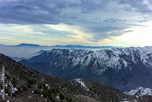 Fotografi Paisaje invernal, nieve sobre montañas, cordillera de los Andes, Chile, cielo nu