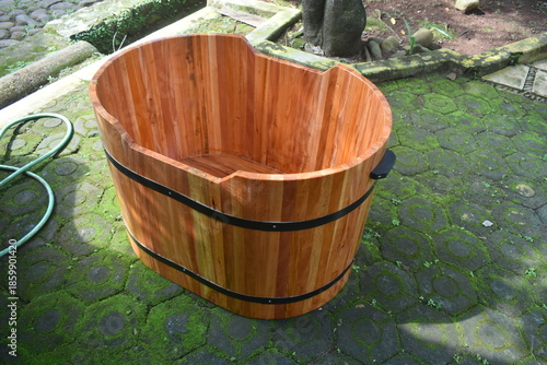 Unique bathtub craft made of wood with a rustic theme, this bathtub can be used to refresh.