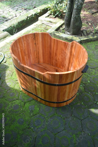 Unique bathtub craft made of wood with a rustic theme, this bathtub can be used to refresh.