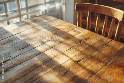 朝の光が差し込む木製テーブル背景