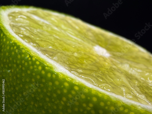Fotografía Macro Close-Up of Lime Peel and Citrus Flesh - Fresh Green Fruit Texture