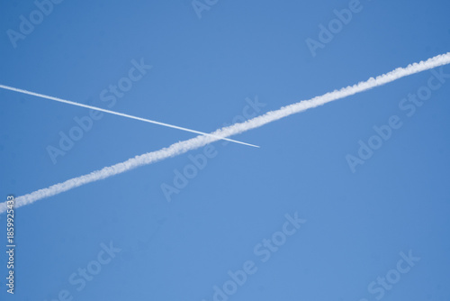 Traces blanches dans le ciel .