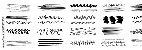 Collezione di pennellate nere disegnate a mano, tratti e scarabocchi per design grafico su sfondo trasparente.