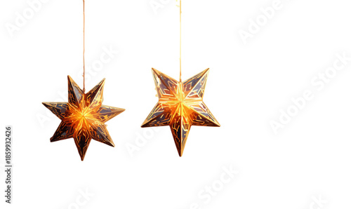 Due decorazioni natalizie a forma di stella dorata luminose appese su sfondo bianco trasparente.