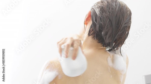 体を洗う女性　ビューティイメージ