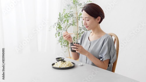 うどんを食べる女性　ライフスタイルイメージ