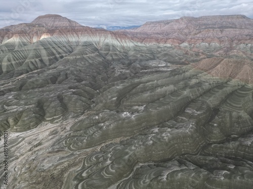 Fotografía A bird's eye view of a multi-layered rocky landscape