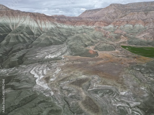Fotografía A bird's eye view of a multi-layered rocky landscape