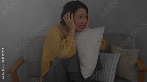 雷に怖がる女性　ライフスタイルイメージ