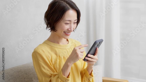 スマートフォンを操作する女性　ライフスタイルイメージ