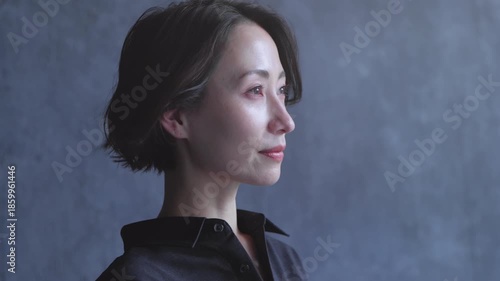 ポージングをするショートヘアの女性　ビューティイメージ