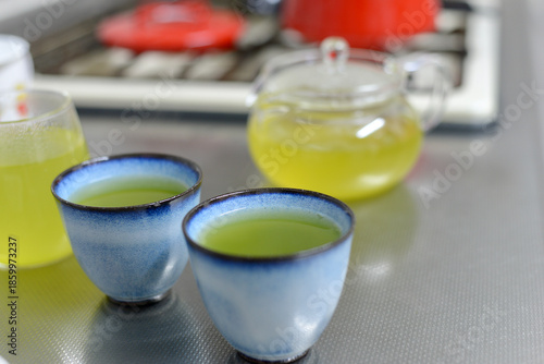 急須と緑茶の入った湯呑み