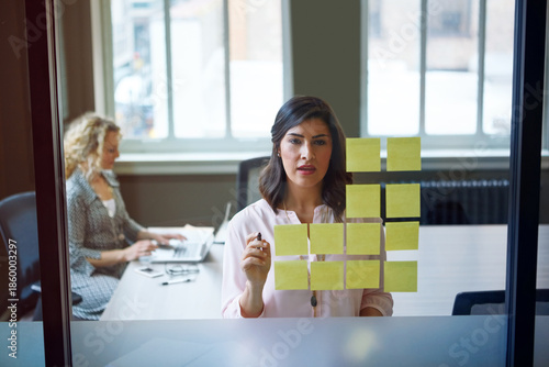 Schilderij op canvas Woman, sticky note and glass wall in office for meeting, business development and campaign planning