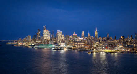 Fototapete Manhattan Beleuchtete New Yorker Skyline bei Nacht  © Volodymyr