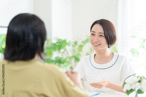 Bild auf Leinwand カウンセリングをする女性エステティシャン