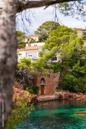 Fournas Cove in Saint-Raphaël surrounded by luxury villas along a beach