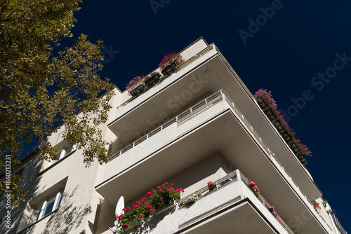 ARCHITECTURE AND FLOWERS ON THE BALCONY - A classic modernist tenement house in Gdynia 