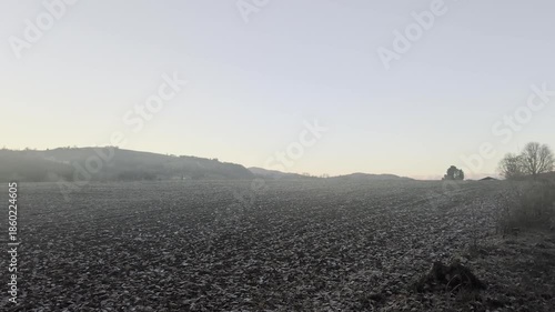 I campi e le colline all'alba