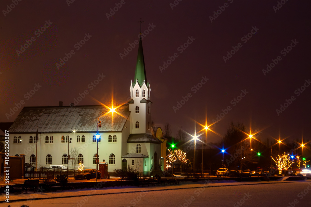 Fototapeta premium Beleuchtete Stadtpfarrkirche in Winternacht Island, Reykjavík ,1. Februar 2018