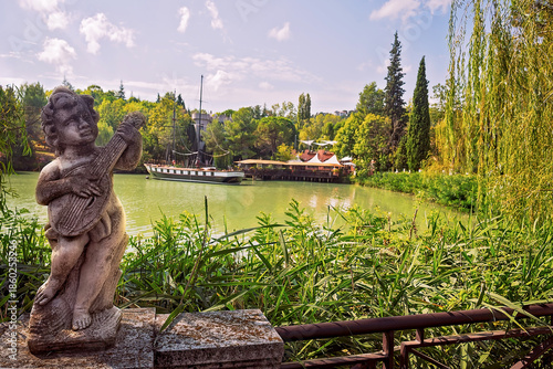 Wallpaper Mural Lago di Monte Colombo con barca a vela e riflessi verdi – Rimini Torontodigital.ca