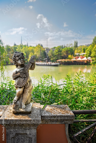 Wallpaper Mural Lago di Monte Colombo con barca a vela e riflessi verdi – Rimini Torontodigital.ca