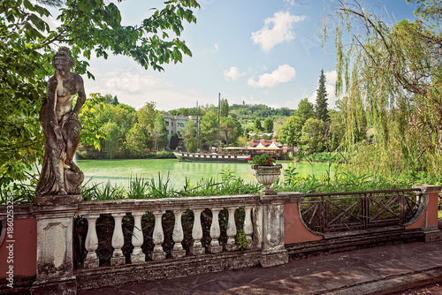 Wallpaper Mural Lago di Monte Colombo con barca a vela e riflessi verdi – Rimini Torontodigital.ca