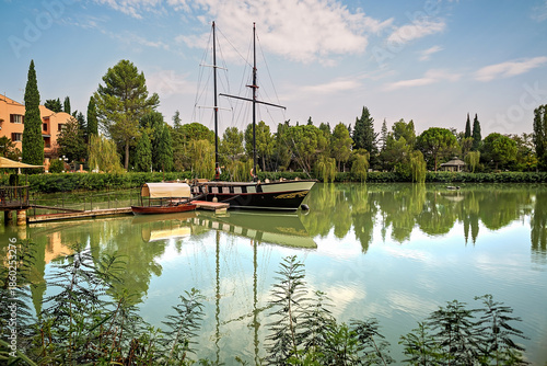 Wallpaper Mural Lago di Monte Colombo con barca a vela e riflessi verdi – Rimini Torontodigital.ca