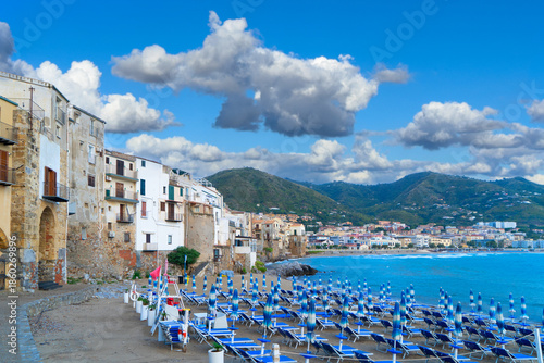Cuadro en lienzo Cefalu old town, Sicily Italy