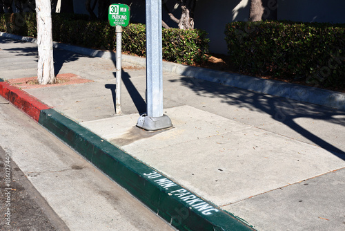 Fotografie Green painted curb sidewalk indicating 30 Min Parking limit