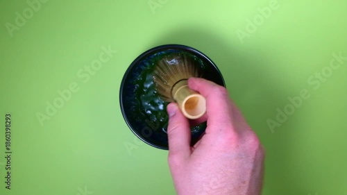 Zubereitung von traditionellem Matcha-Tee mit Bambusbesen