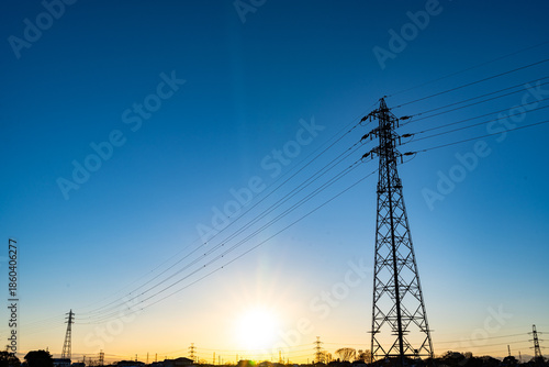 青空と送電線と鉄塔