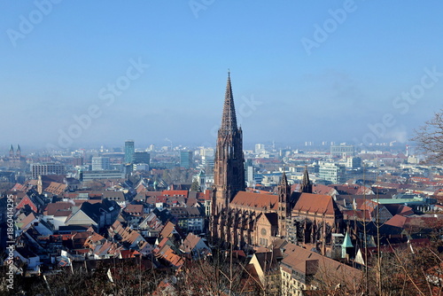 Die Altstadt von Freiburg an einem sonnigen Wintertag