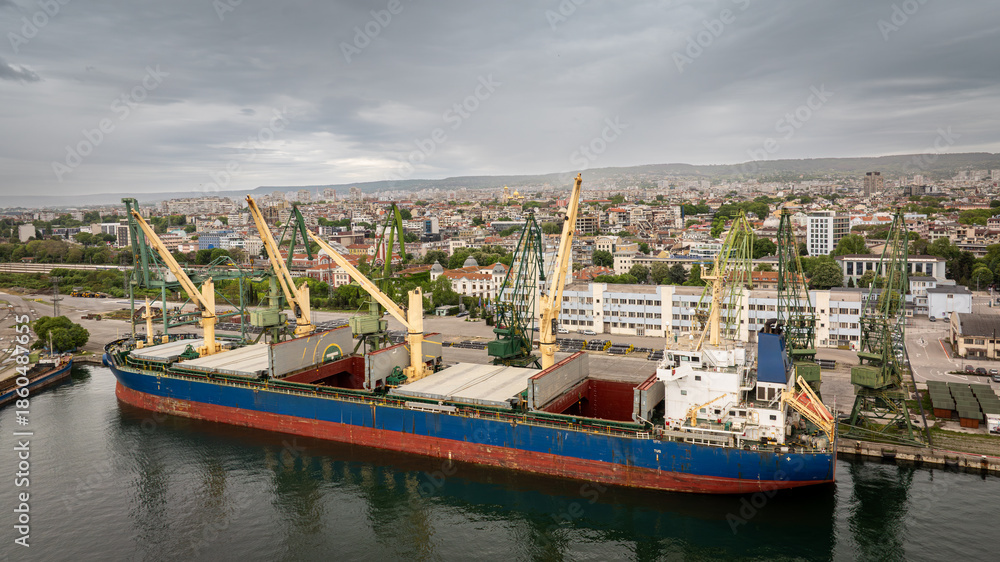 Obraz premium Large cargo ship in a dock at port