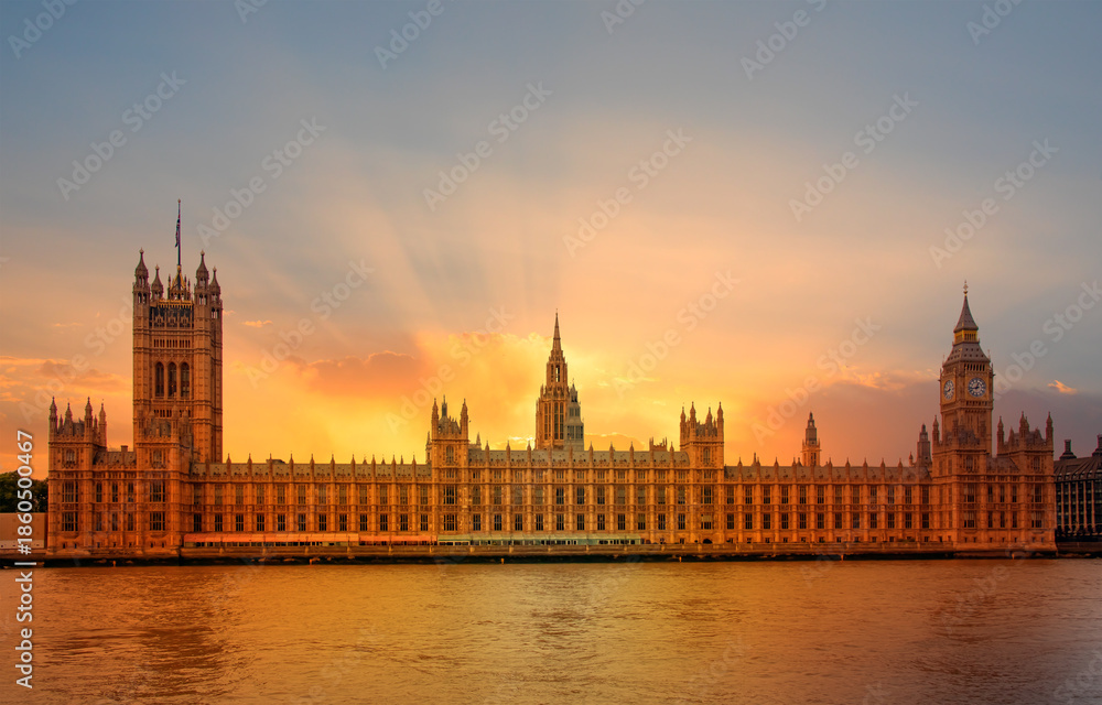 Fototapeta premium Iconic london cityscape with big ben and gothic parliament buildings at sunset