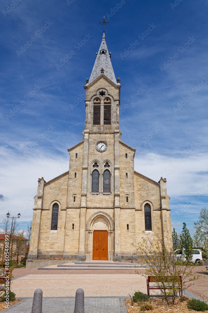 Obraz premium L'église du village d'Aveize dans le département du Rhône