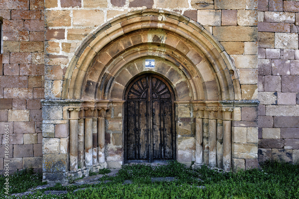 Φωτογραφία Romanesque doorway of San Bartolome Church in Bustillo de Santullan, Palencia