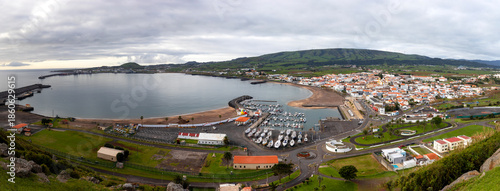 Cidade da Praia da Vitória na Ilha Terceira nos Açores 