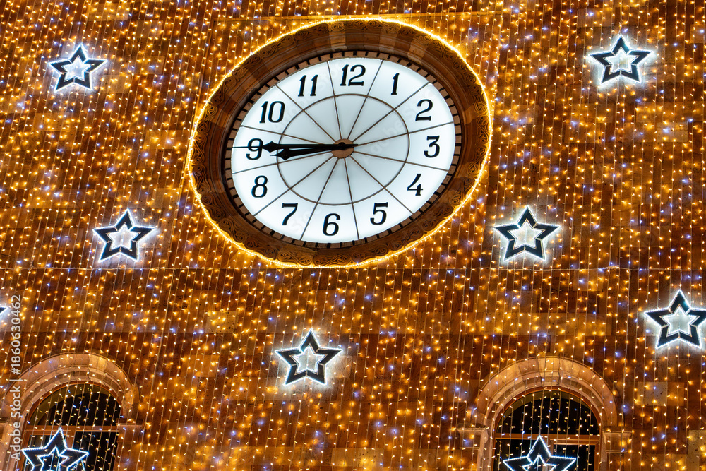 Obraz premium Iconic Republic Square Clock in Yerevan Decorated for Christmas with Golden Bokeh Lights and Soft Focus
