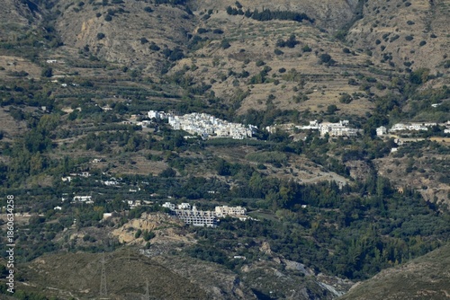 Pueblo sobre el valle del río Guadalfeo en la Alpujarra de Granada, Andalucía, España
