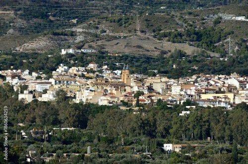 Vista de Órgiva desde la carretera A-346, Alpujarra de Granada, Andalucía, España

