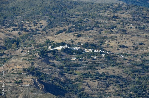 Pueblo sobre el valle del río Guadalfeo en la Alpujarra de Granada, Andalucía, España
