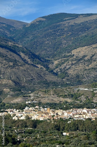 Vista de Órgiva desde la carretera A-346, Alpujarra de Granada, Andalucía, España
