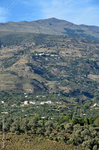 Pueblo sobre el valle del río Guadalfeo en la Alpujarra de Granada, Andalucía, España
