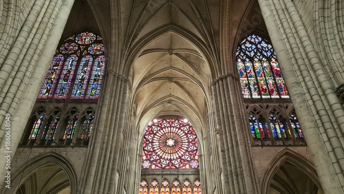 Magnifique perspective architecturale sur le transept et la nef de la Cathédrale Saint-Pierre-et-Saint-Paul de Troyes (Champagne, France)
