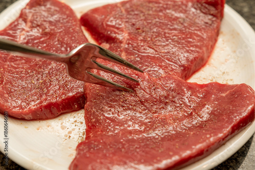 Zubereitung mit Salz und Pfeffer - Rotes Fleisch in der Küche