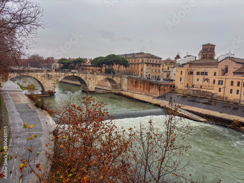 Foto Tiber river island rome italy ancient stone bridge ponte cestio arches over flow