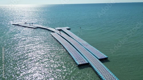 에머랄드 맑은 초록색 바다에 떠있는 해수욕장 부표와 휴가를 즐기는 여자, 태국 라용,
