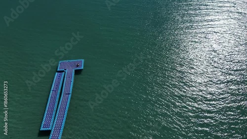 에머랄드 맑은 초록색 바다에 떠있는 해수욕장 부표와 휴가를 즐기는 여자, 태국 라용,
